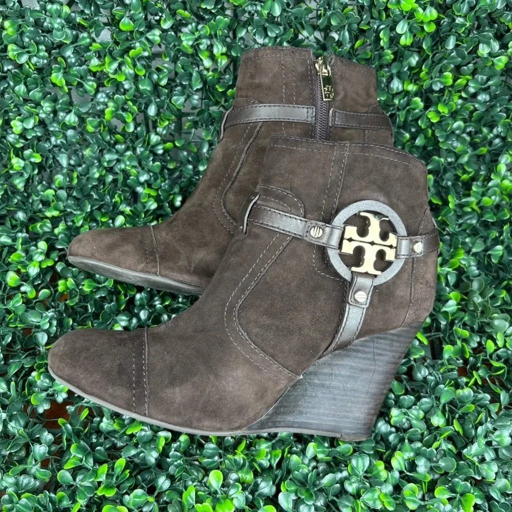 TORY BUTCH AADEN SUEDE ANKLE WEDGES WITH GOLD-LOGO EMBLEM SIZE 8 WOMAN